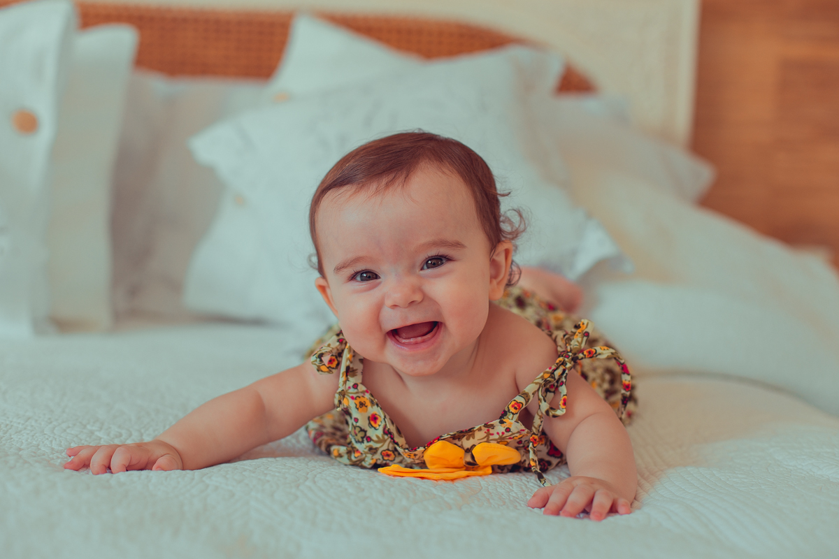 bebe sorrindo em ensaio lifestyle para a fotografia
