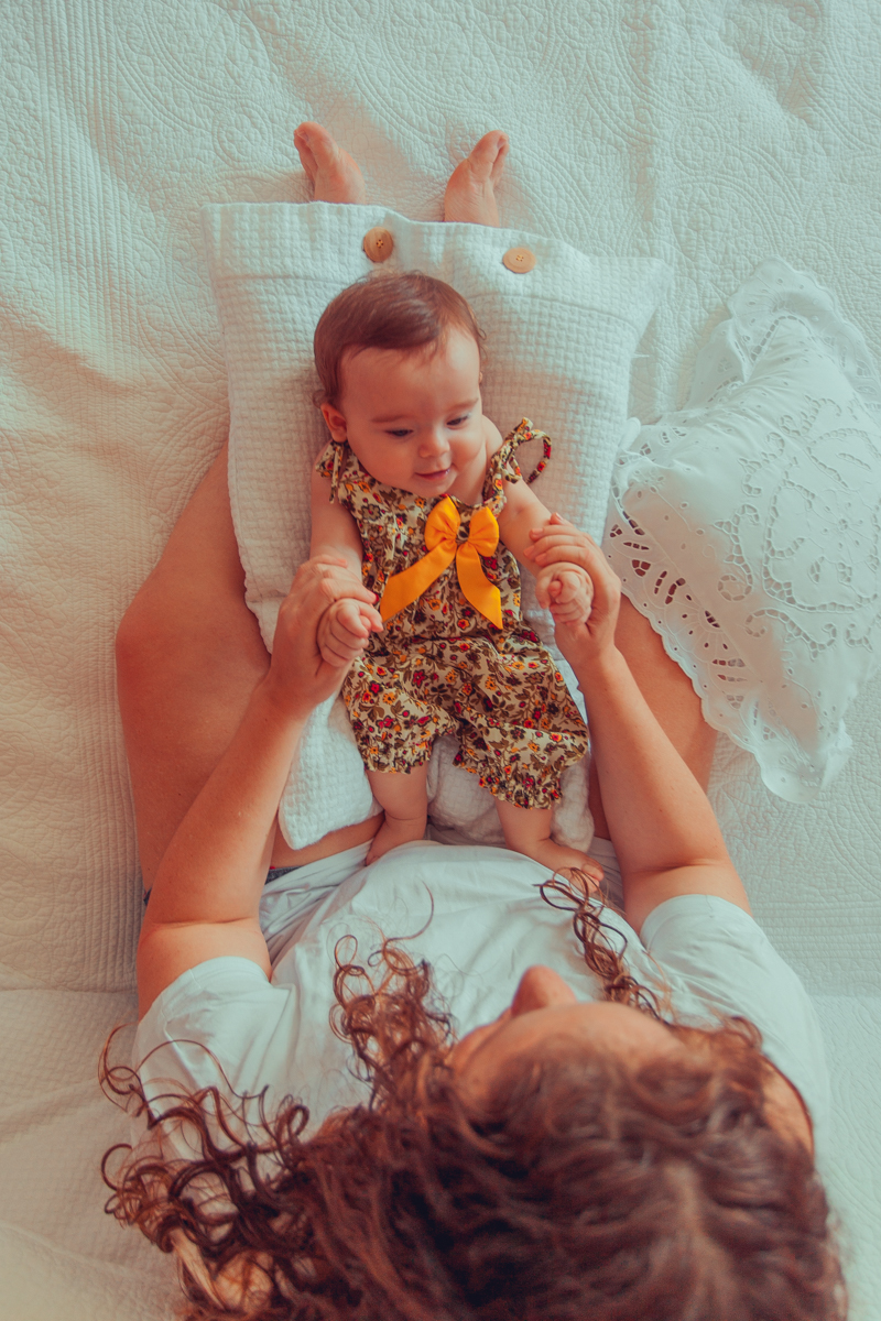 mae e filha se divertindo durante sessão de fotos em casa