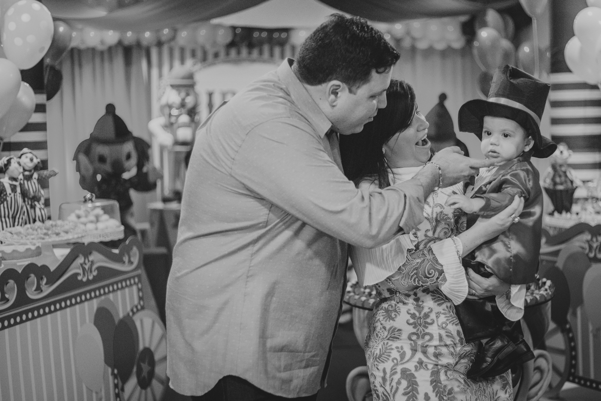carinho de pai e mae durante em festa infantil em salvador