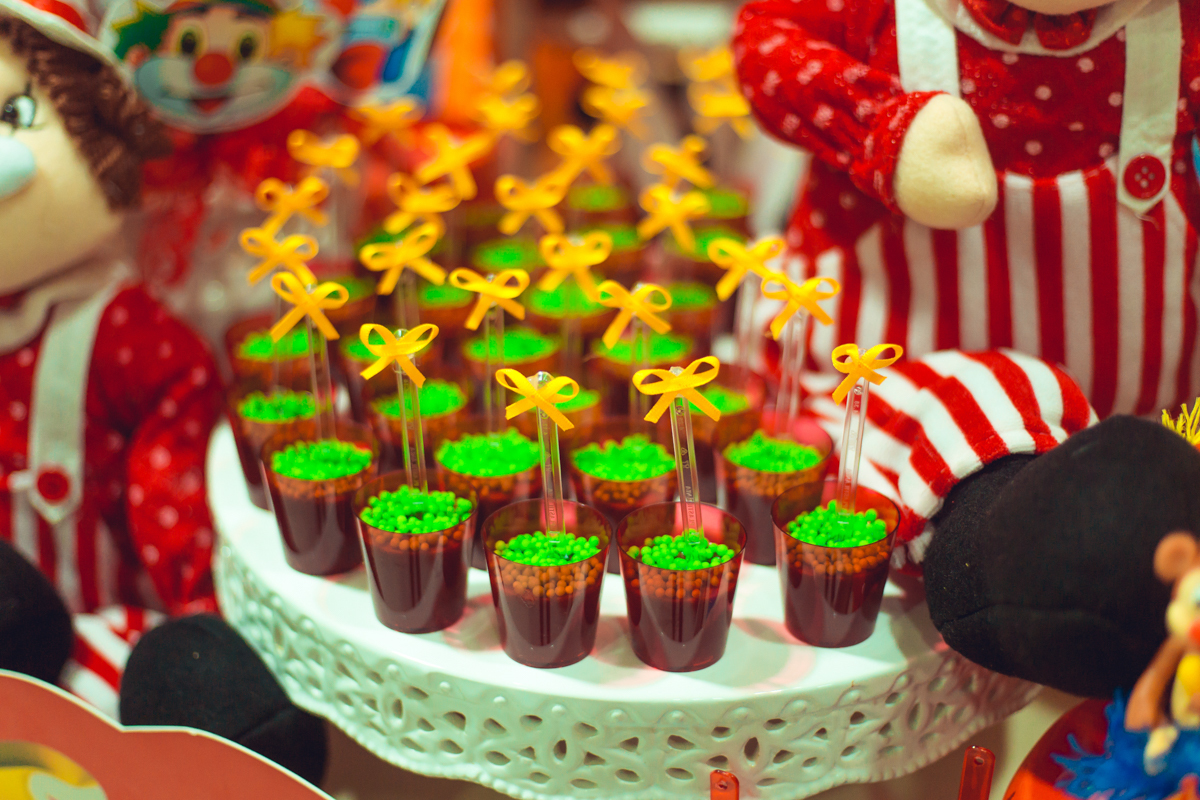 brigadeiro de copinho em decoração de festa infantil salvador