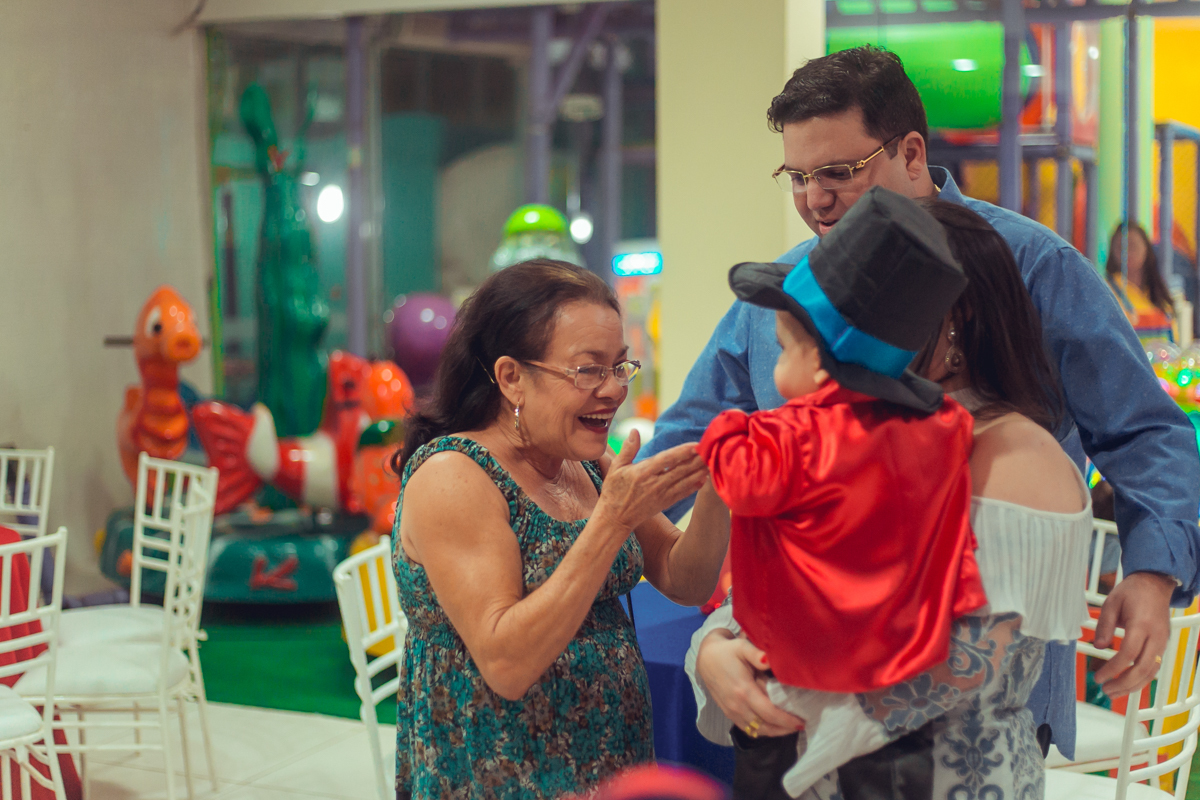 carinho dos convidados durante festa infantil