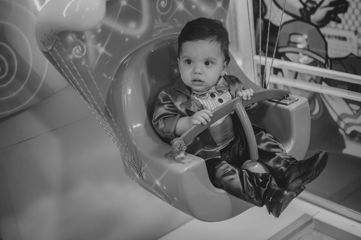 criança curtindo sua primeira festa de aniversario infantil