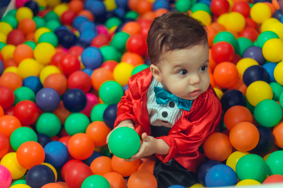 piscina de bolinhas em aniversario infantil