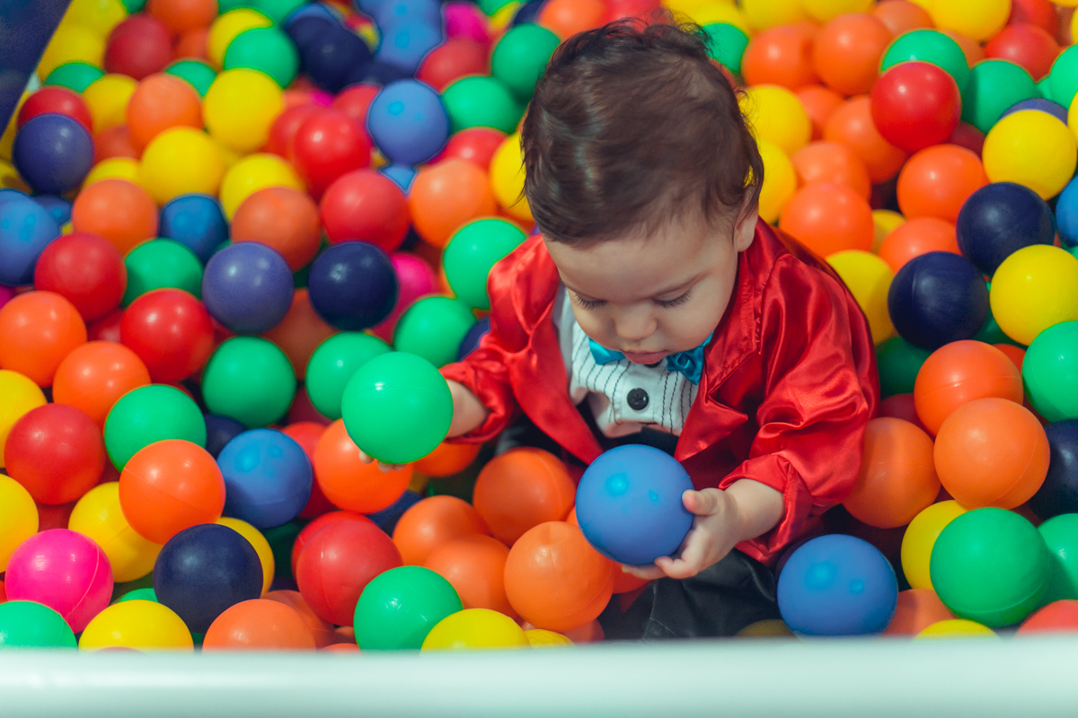 brincando com as bolinhas na piscina em aniversário