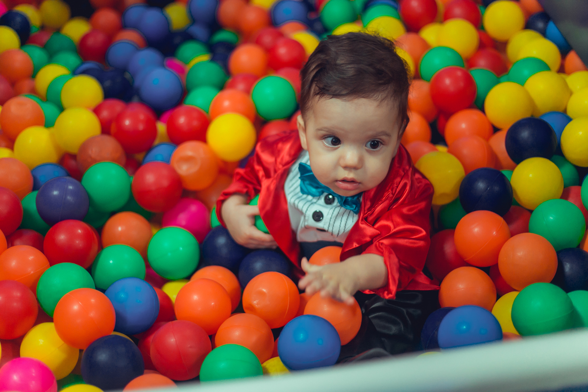 se divertindo na piscina de bolinhas em salvador