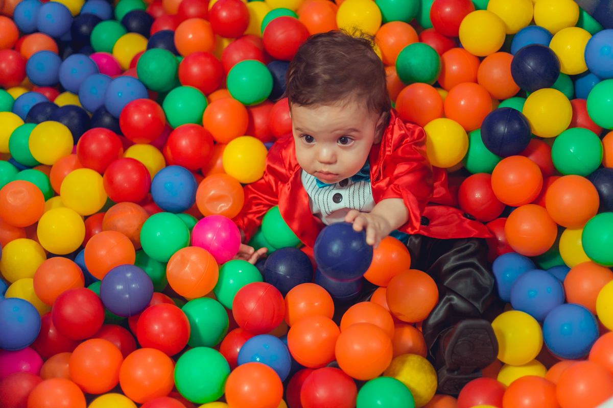 aluguel de piscina de piscina de bolinhas faz a diversão da criançada