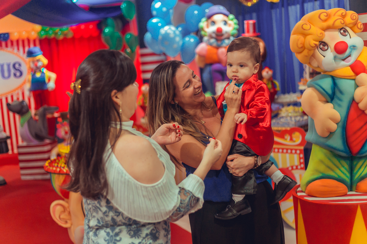 carinho da familia durante a festa de aniversario