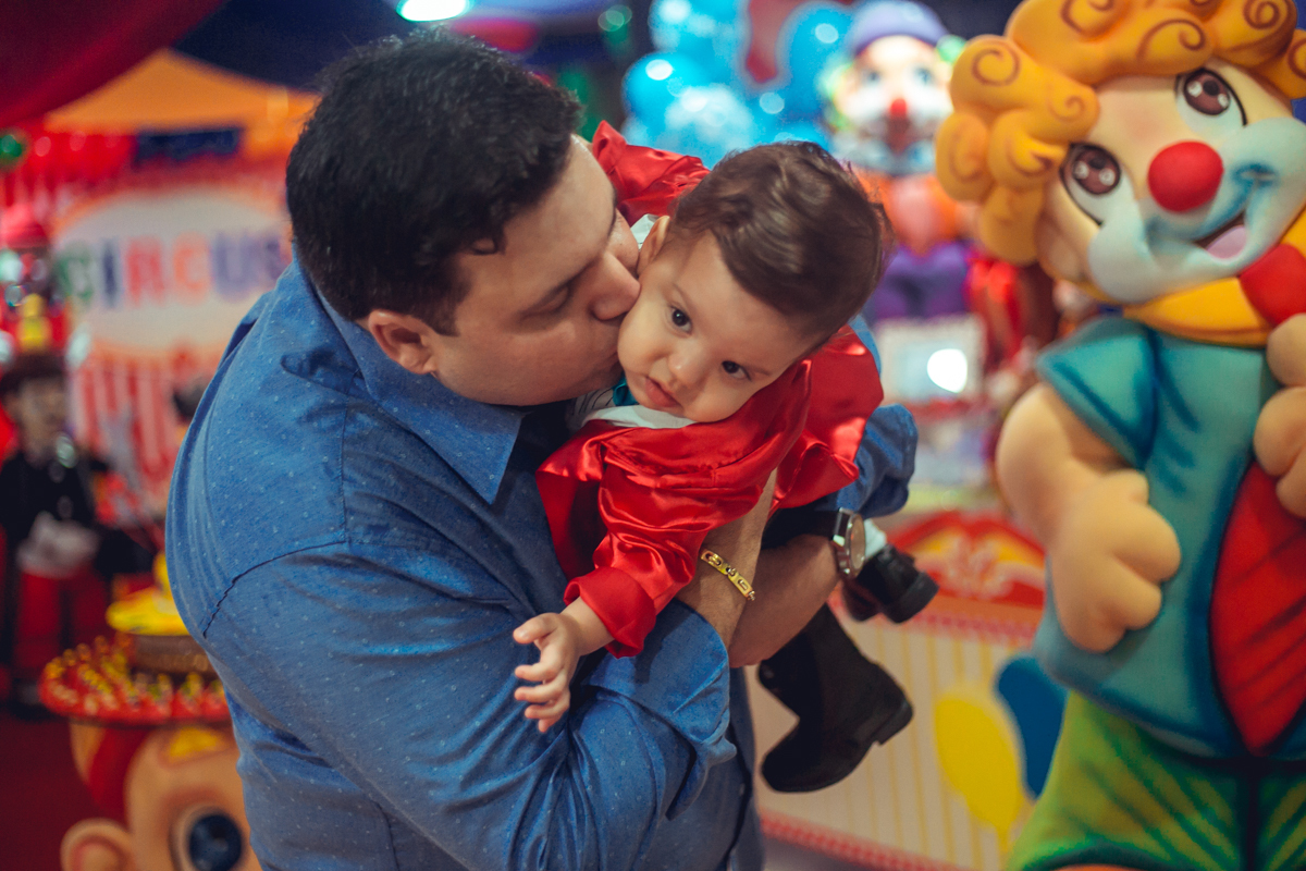 carinho e beijo de pai durante aniversario infantil