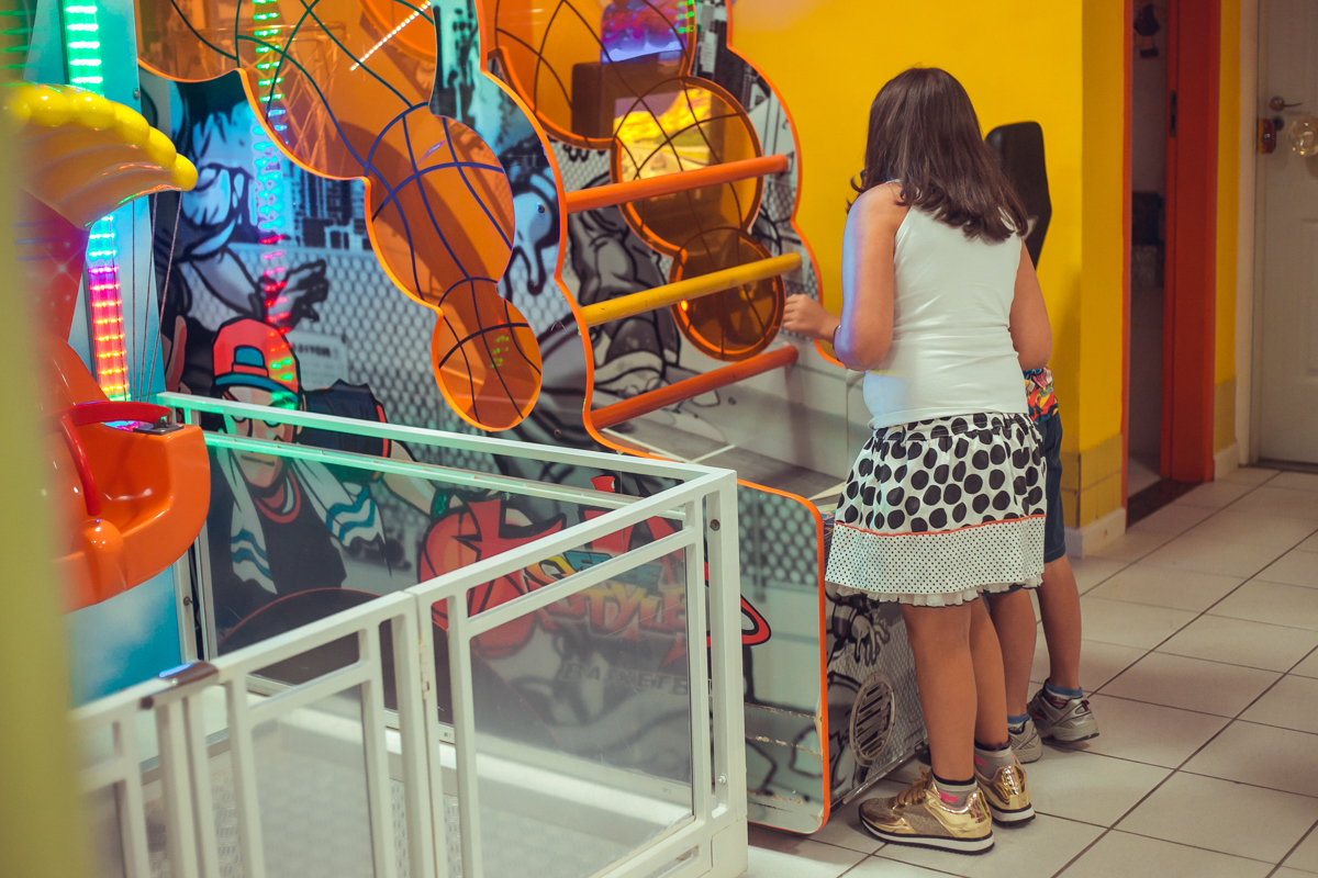 adultos e crianças se divertindo em festa infantil