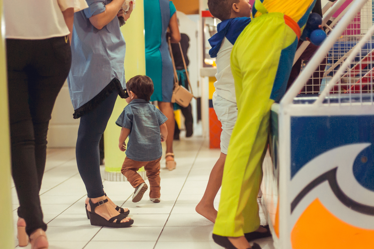 convidados e crianças se divertindo em festa em salvador