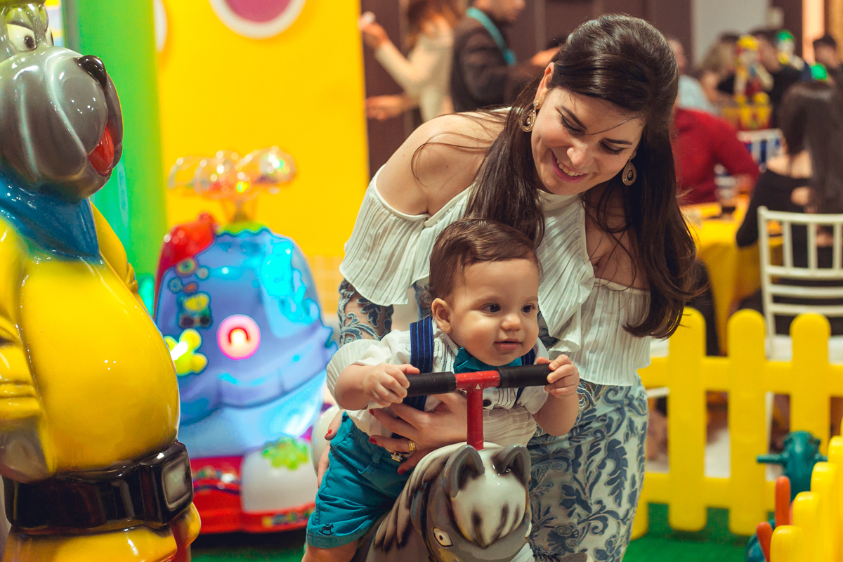 criança brinca com mae durante aniversario infantil