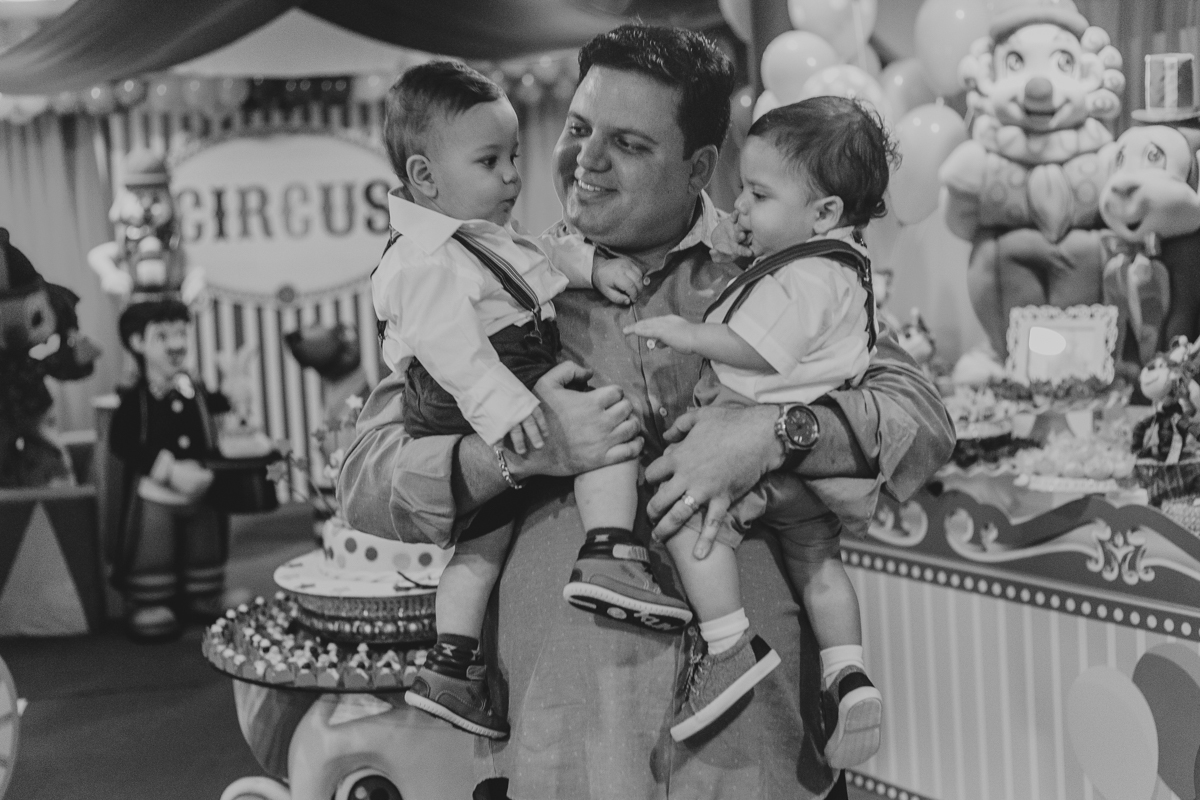 pai e crianças no colo muito amor em uma foto só