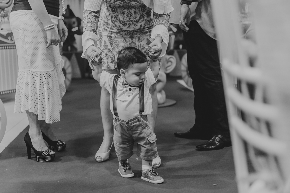 dando os primeiros passos com ajuda da mãe