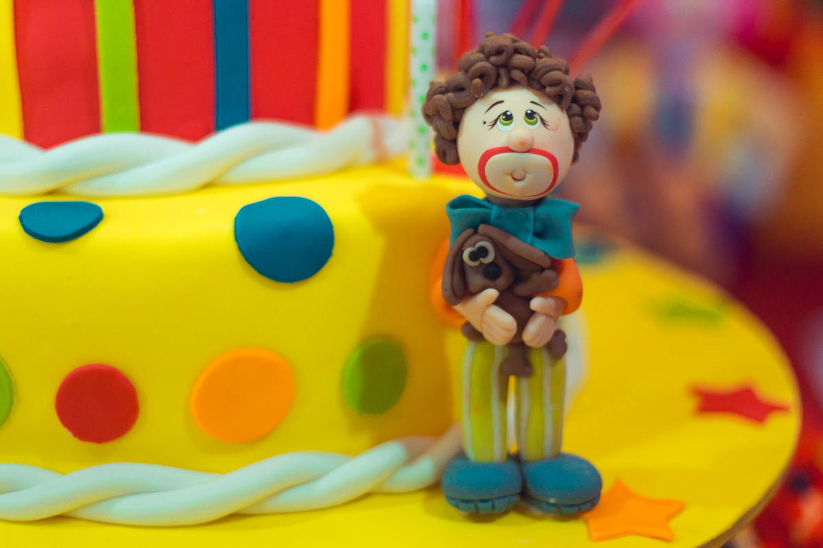 detalhe em biscuit do bolo circo festa infantil