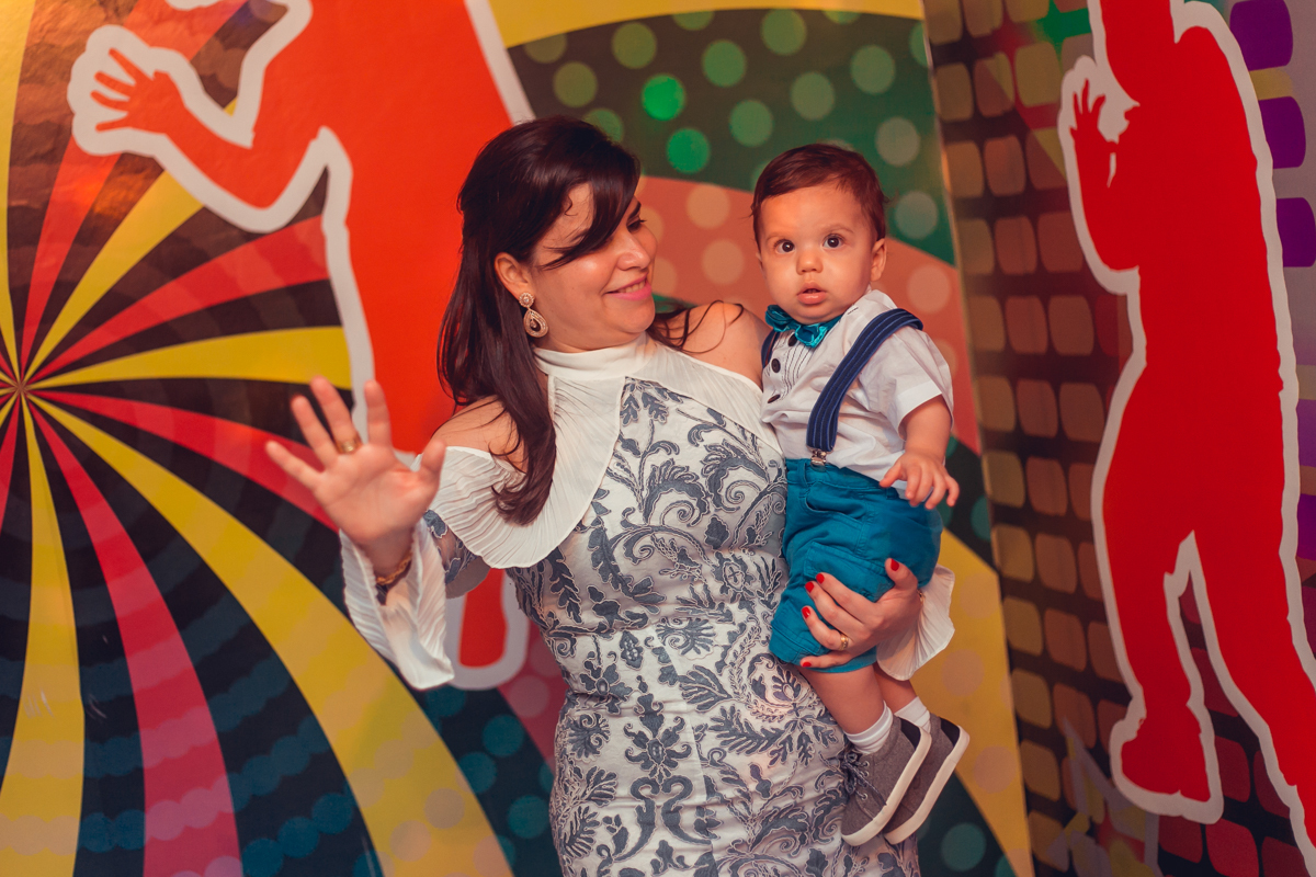 colo de mãe durante aniversario infantil