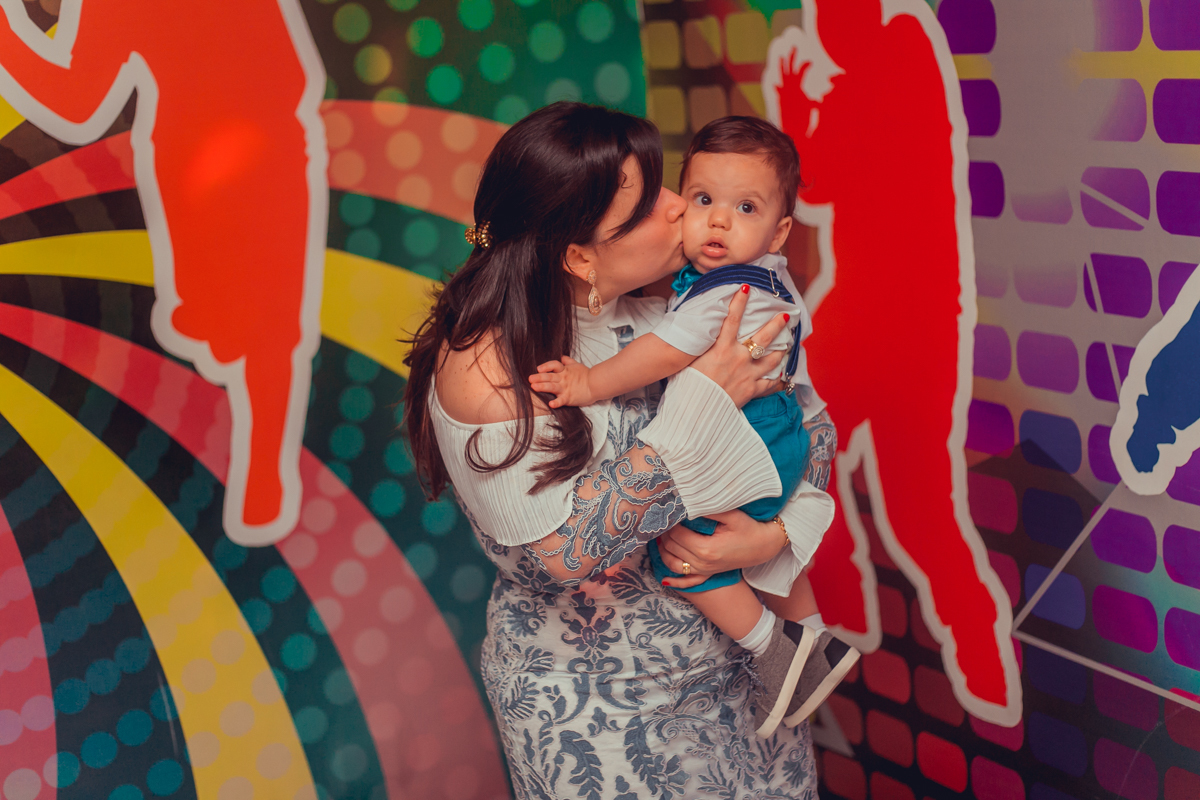 beijo e amor de mae durante aniversario em buffet