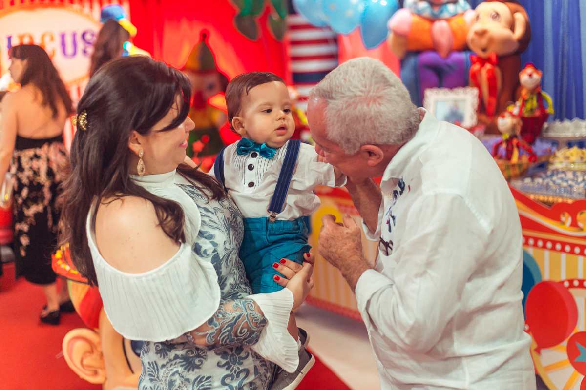carinho de vô durante o aniversario infantil