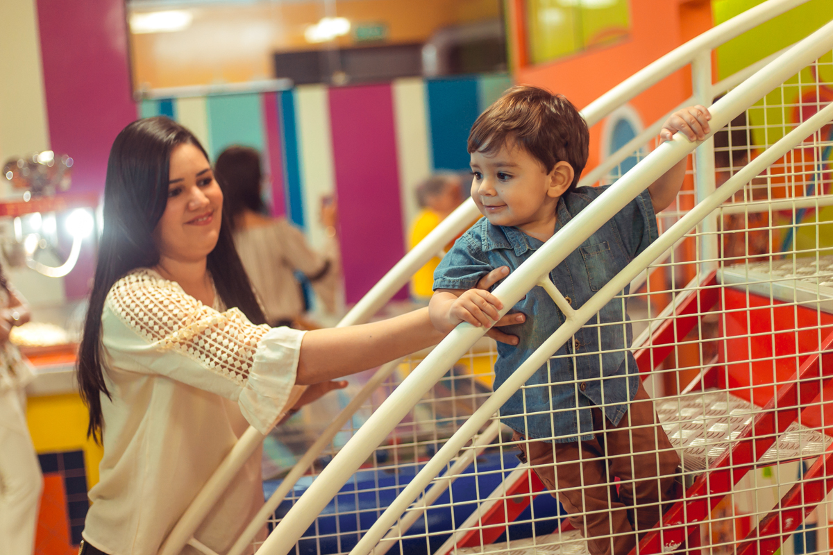 crianças se divertindo durante aniversario infantil