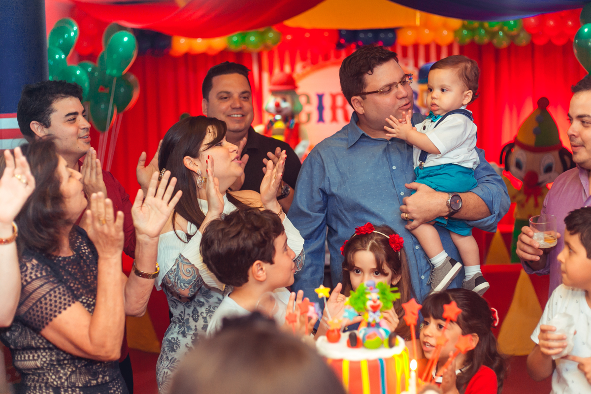 muitas palmas durante o parabéns em aniversario em salvador