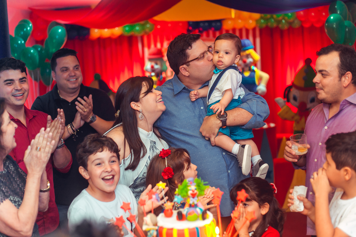 carinho de pai durante parabens no aniversario em salvador