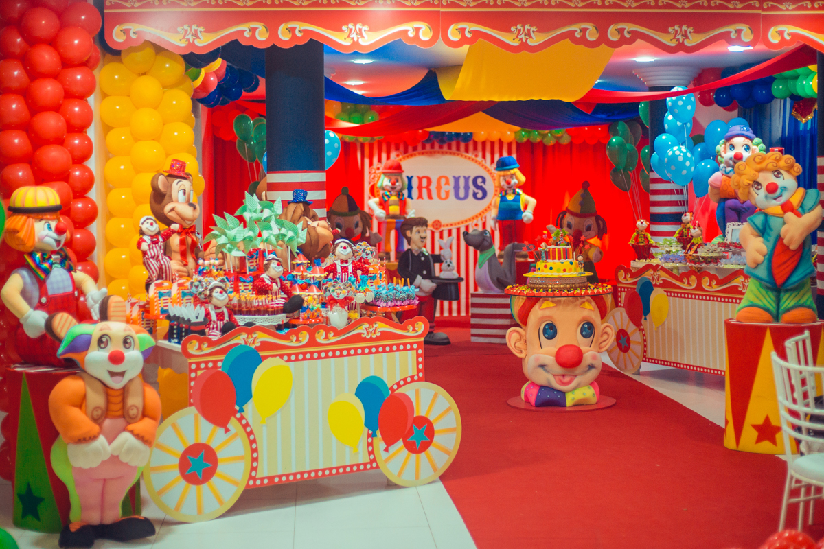fotografia de decoração de festa infantil em tema circo em salvador