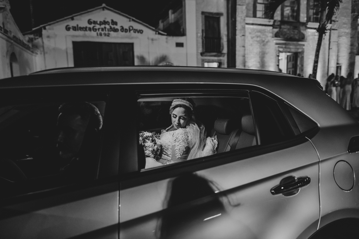 noiva no carro no inicio da cerimonia de casamento