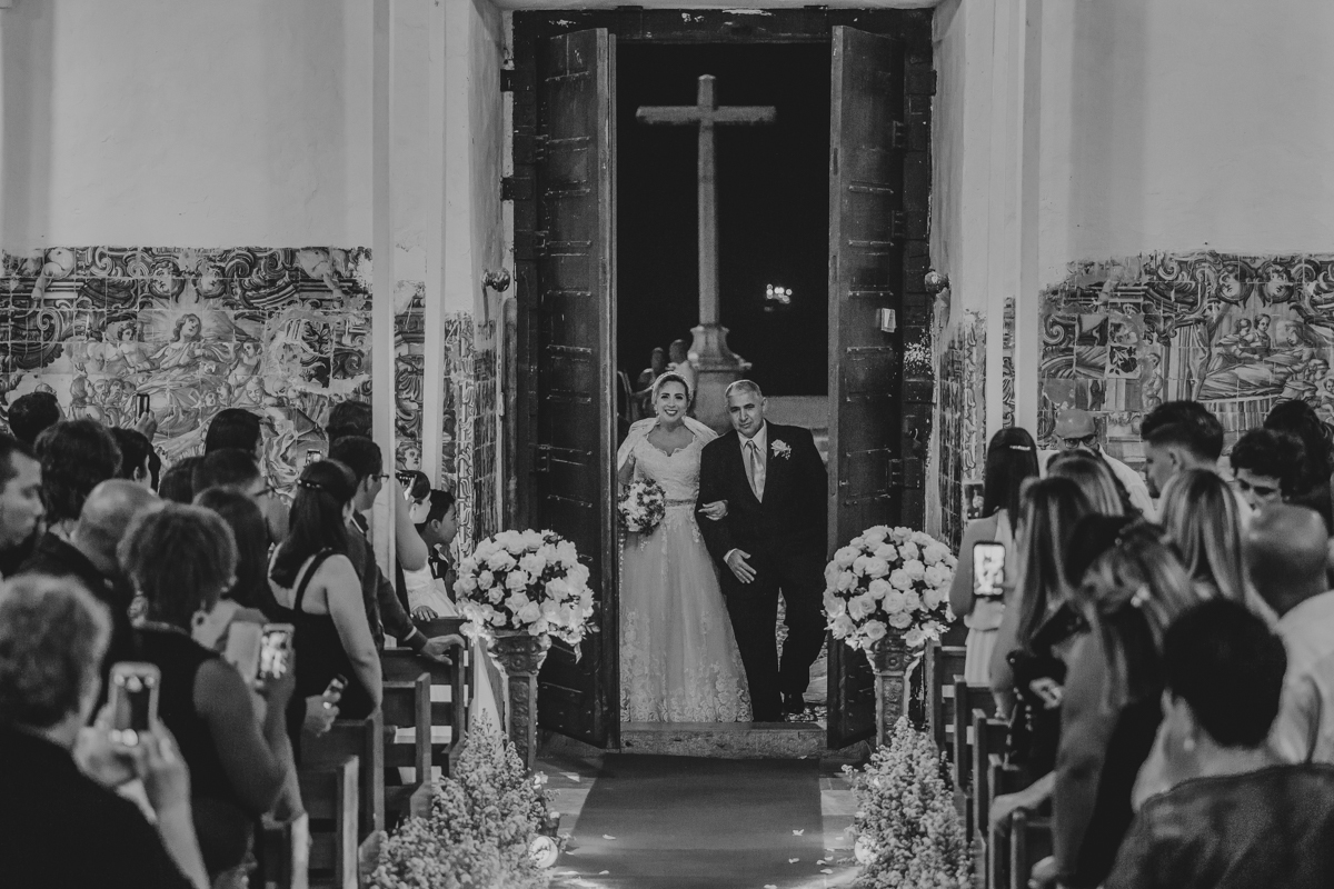 noiva e pai entrando na igreja
