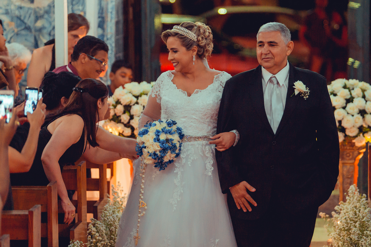 pai e noiva e entrando no corredor da igreja