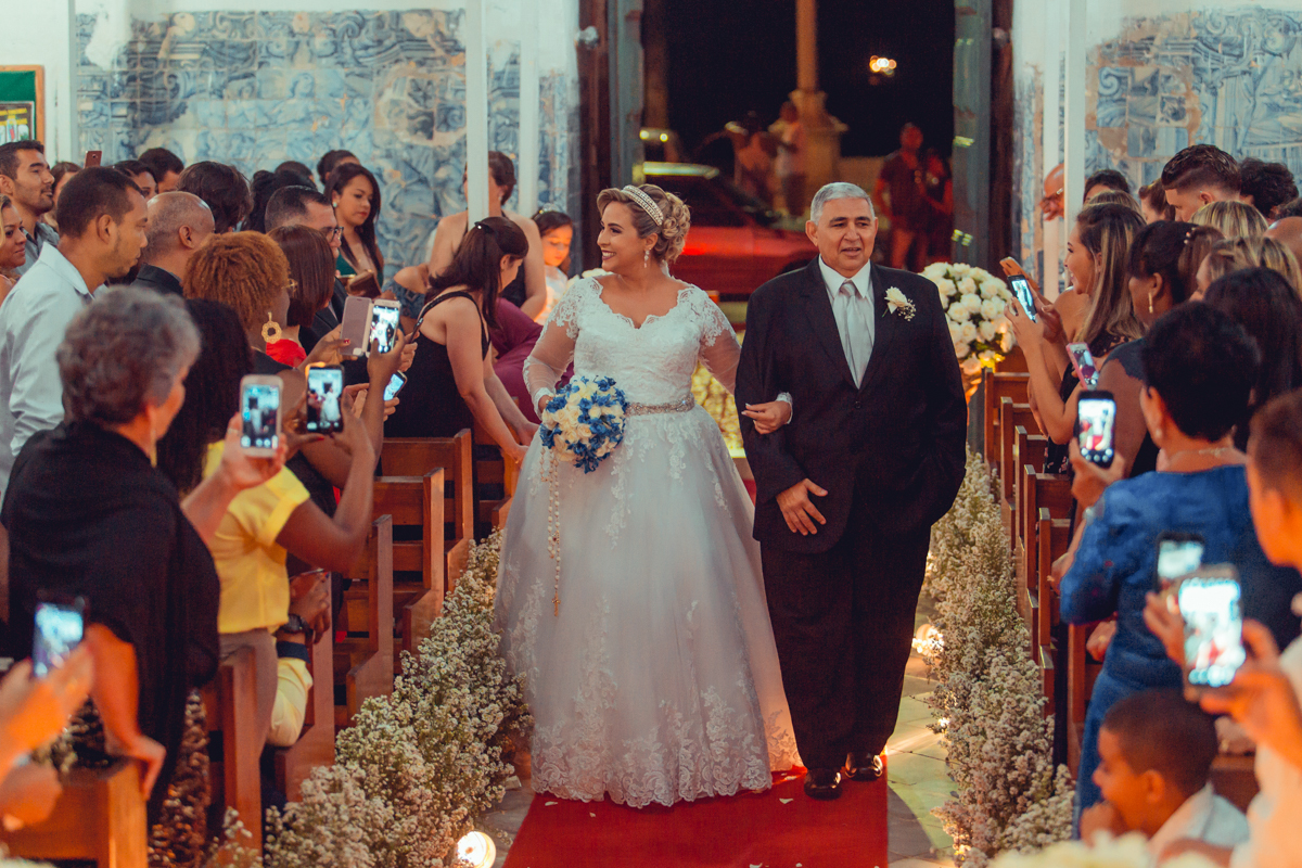 noiva maravilhosa entrando na igreja acompanhada de seu pai