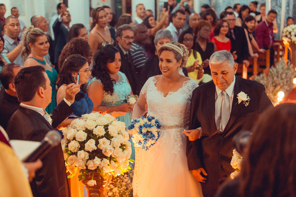 pai entrando com a filha na igreja casamento salvador