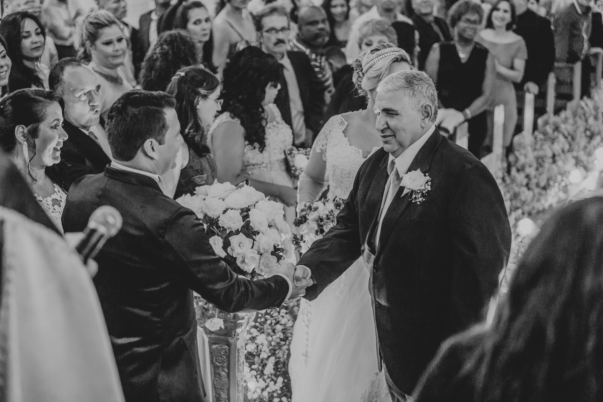 pai cumprimentando noivo no altar da igreja