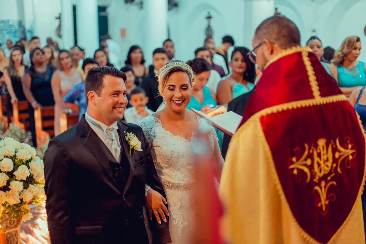 noiva empoderada e sorrindo no altar da igreja