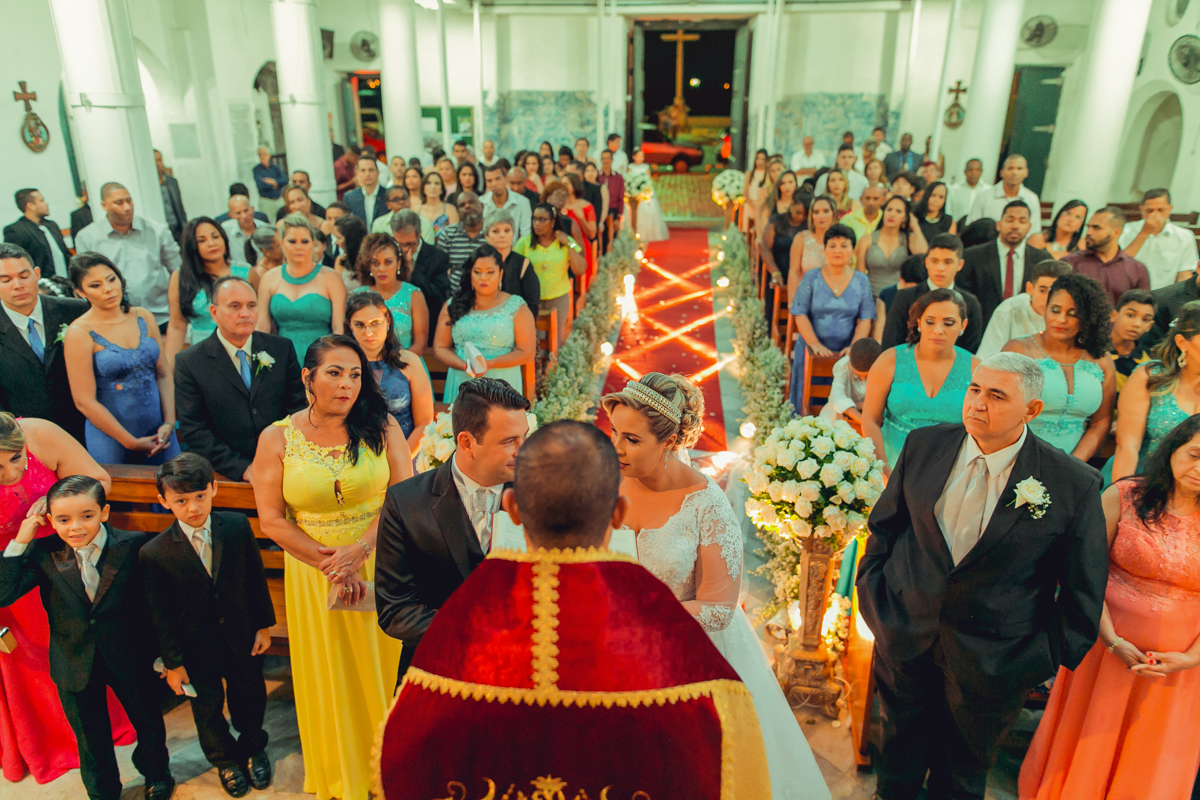 noivos se olhando no altar da igreja e casamento na cidade baixa