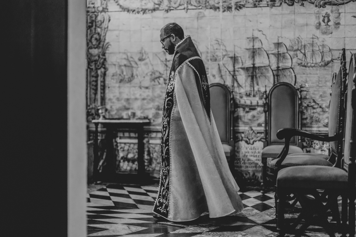 padre caminhando no altar da igreja 