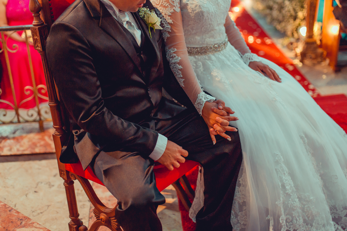 noivos de mãos dadas no altar da igreja