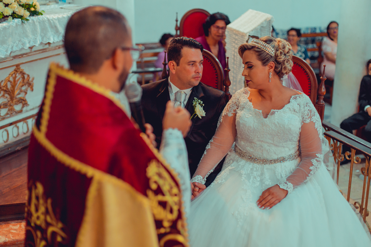 noivos se olhando em altar na igreja 