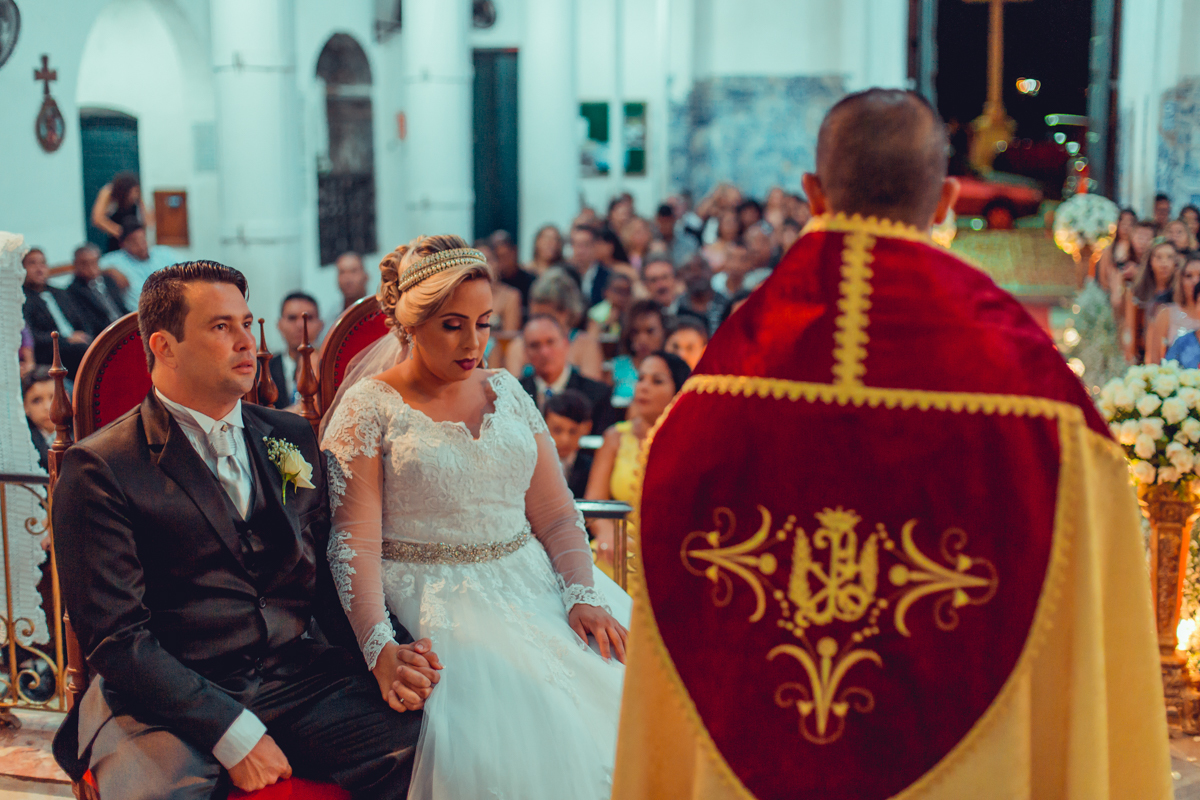 noivos recebendo a palavra do padre no altar da igreja da cidade baixa