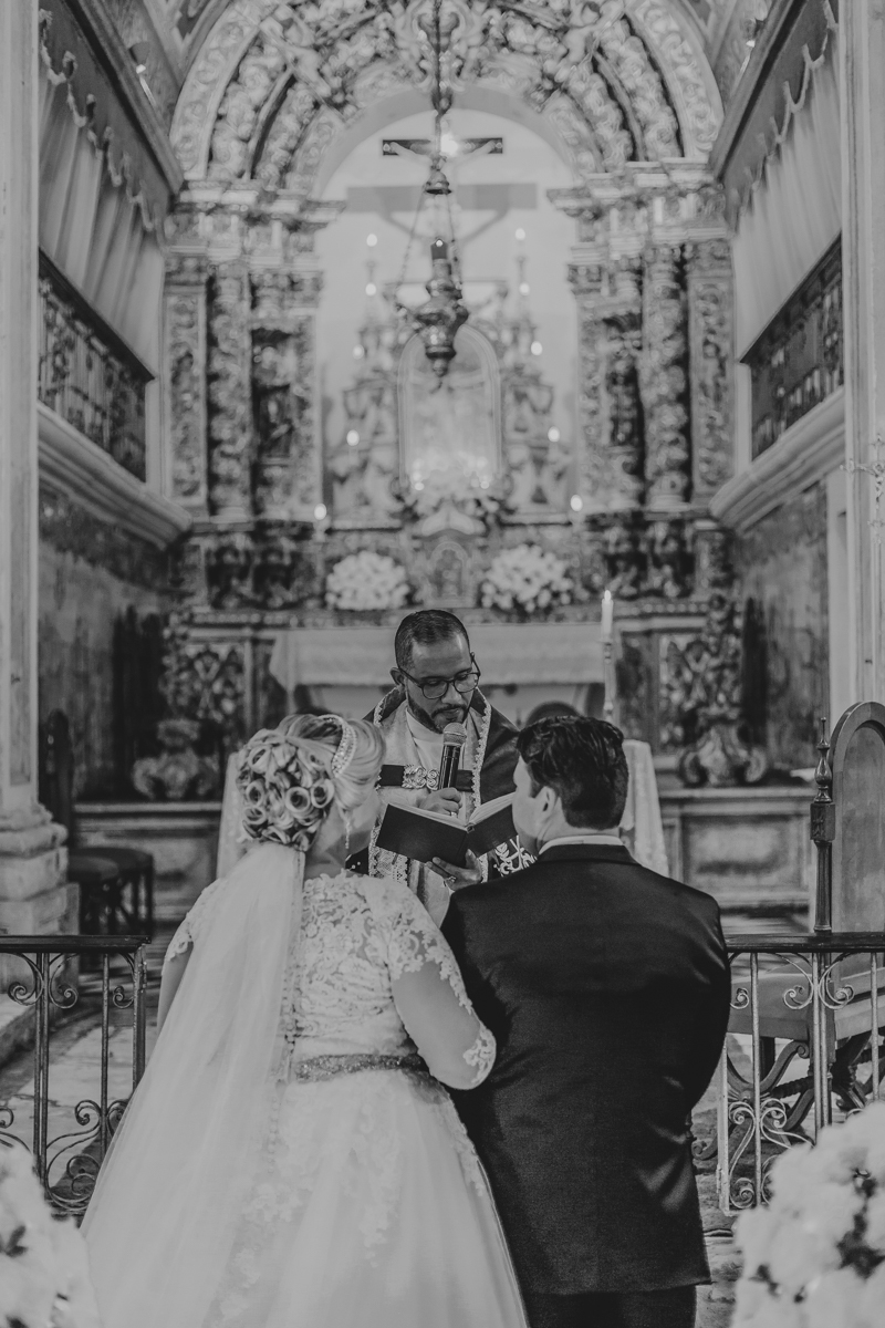 padre ofertando os votos para os noivos