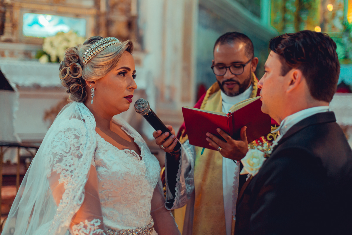 noiva no altar dizendo sim