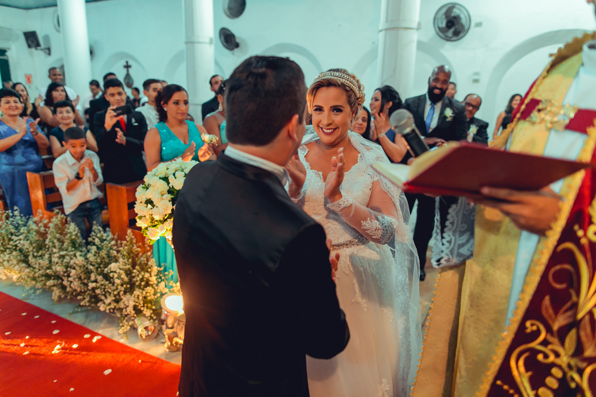 noiva comemorando o sim do noivo