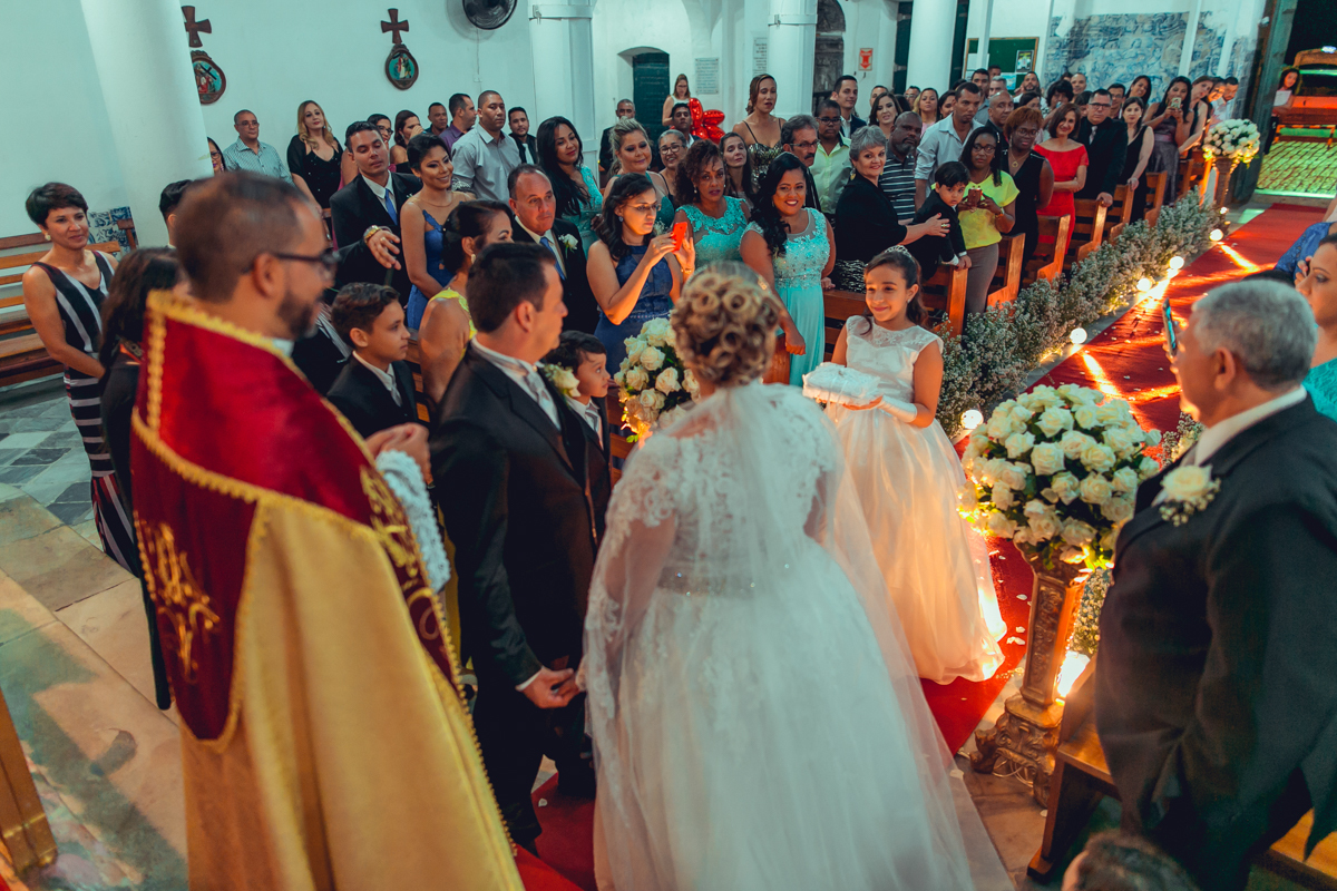 daminha entrando com as alianças até o altar