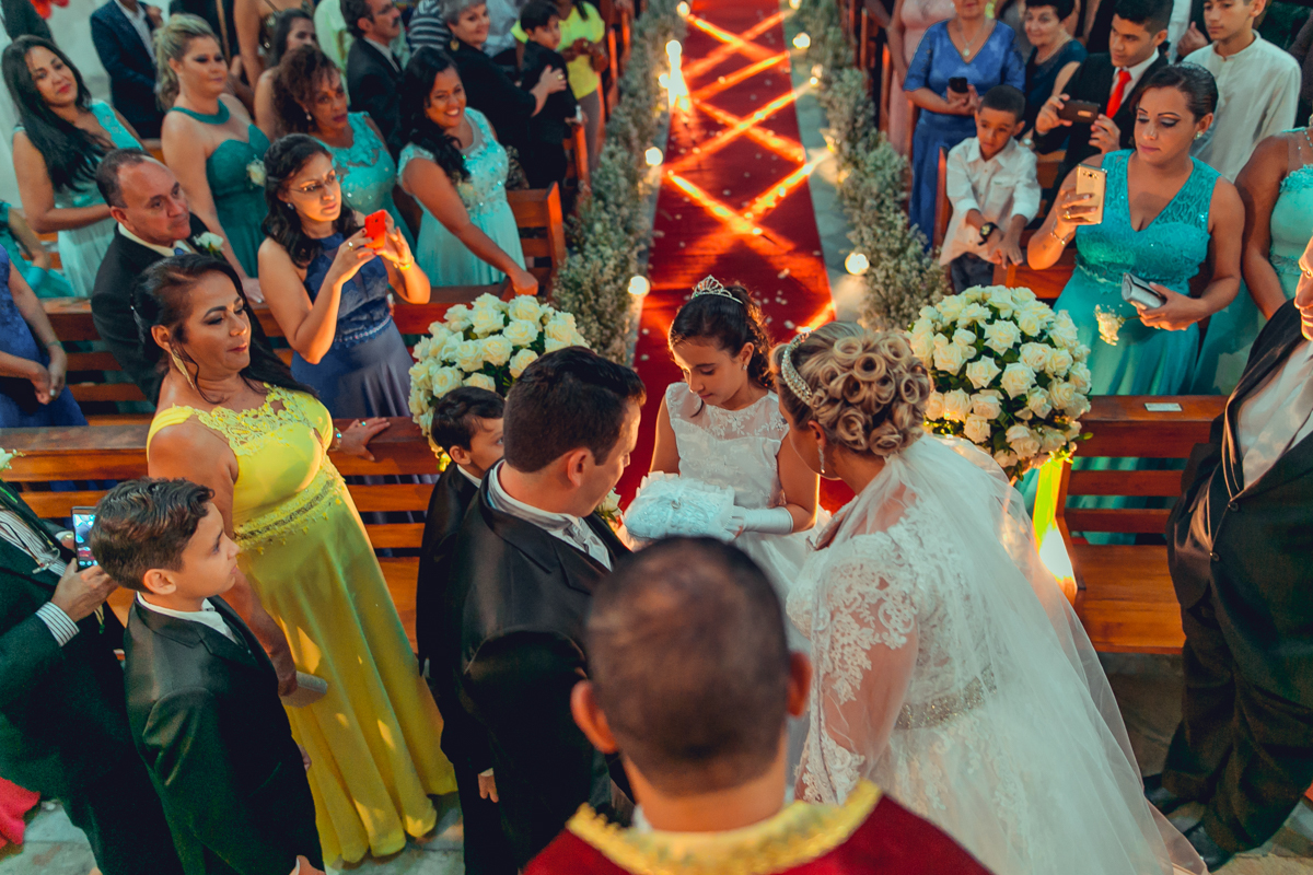 daminha entregando as alianças aos noivos