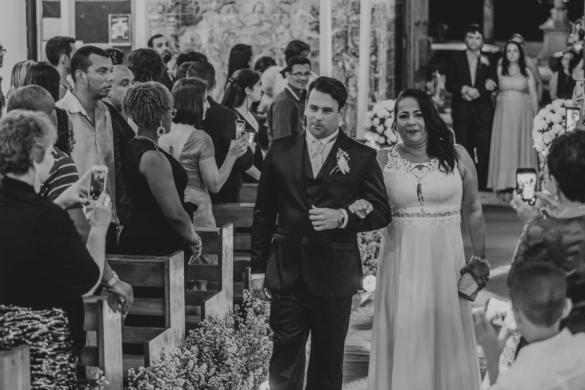 noivo entra emocionado para cerimonia de casamento