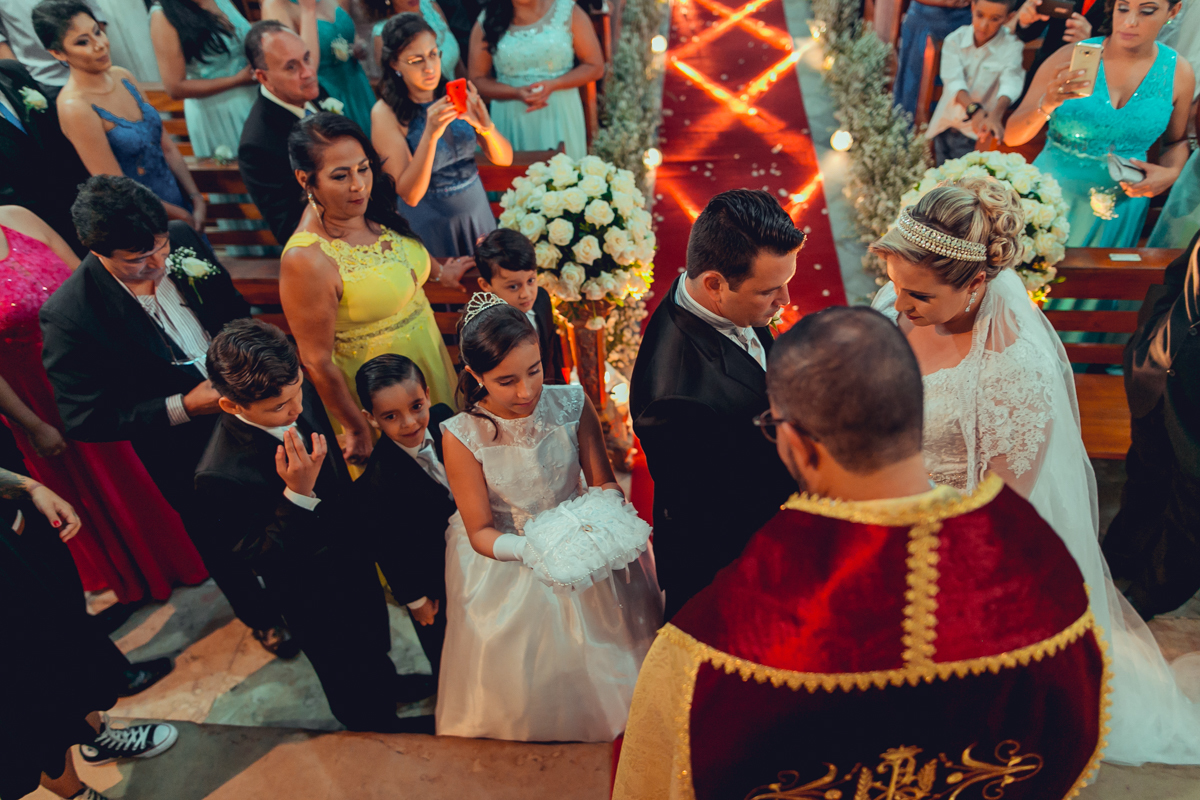 noivos com aliança no altar da igreja na cidade baixa