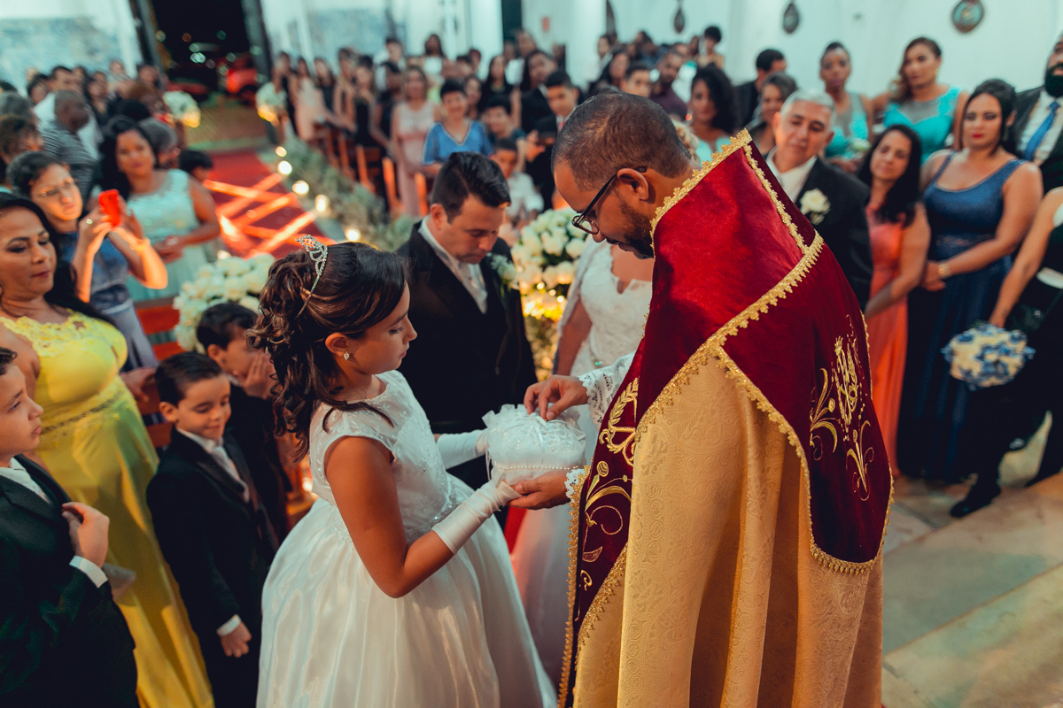 padre pegando as alianças