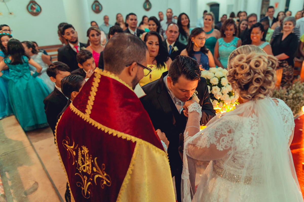 noivo beijando a mão da noiva com aliança