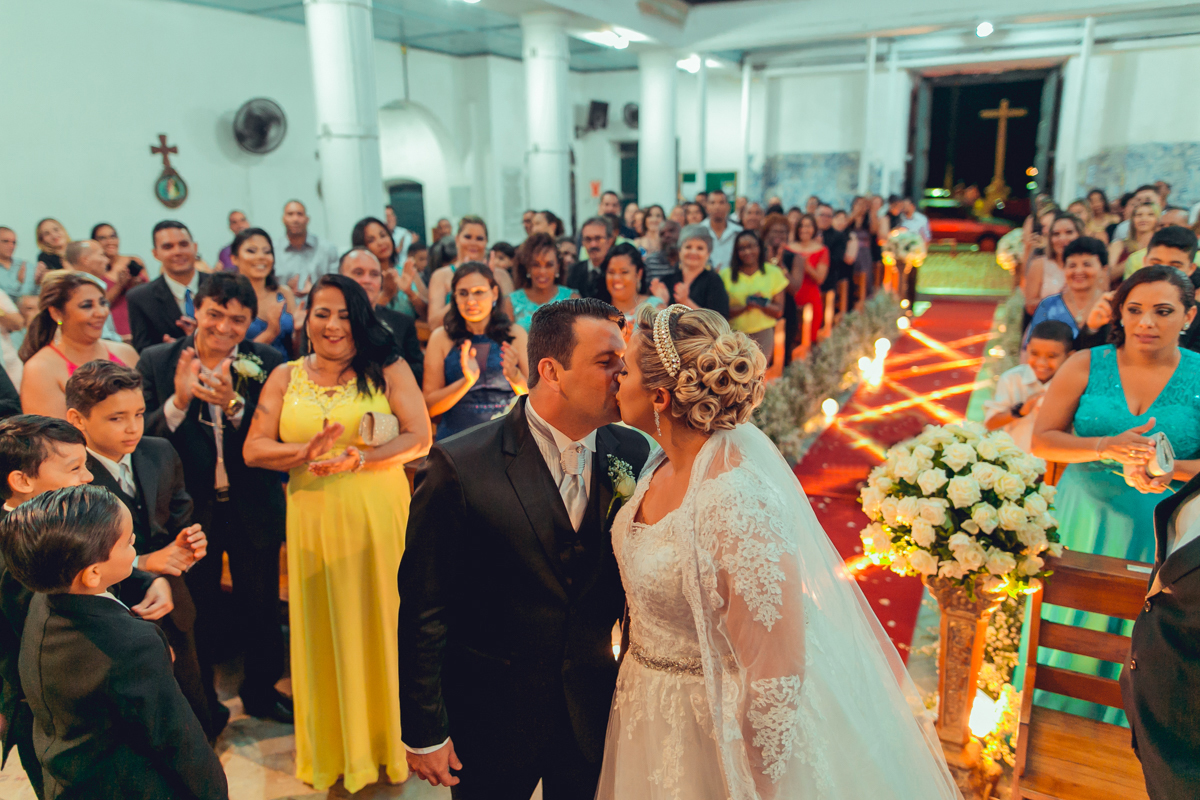 noivos se beijando no altar