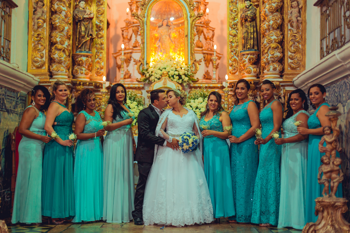 noivos a madrinhas no altar