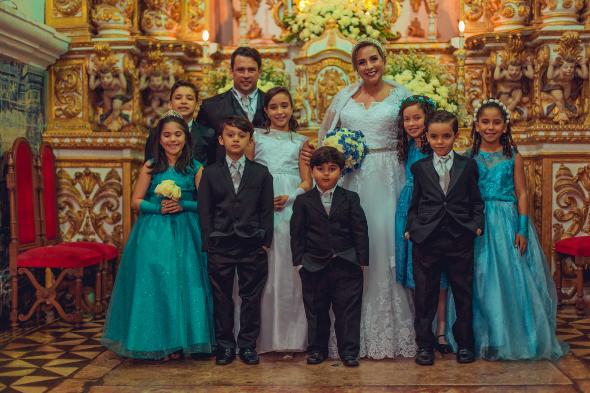 noivos com os pagens e as daminhas