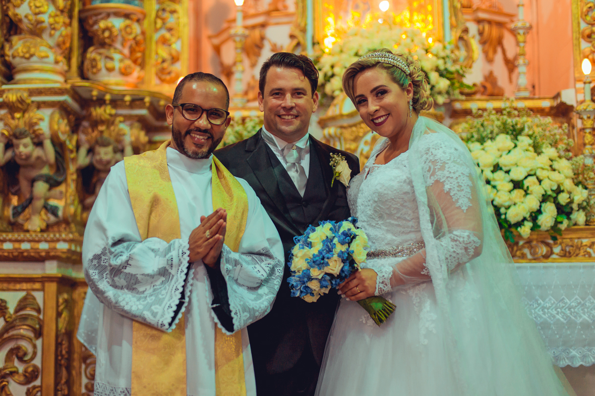 noivos com os padres